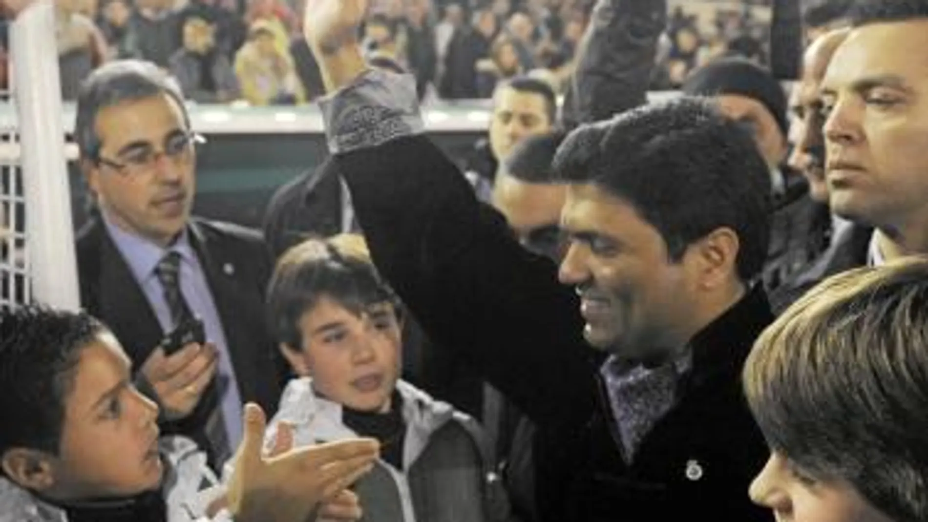 El millonario indio Ahsan Ali Syed saluda a los aficionados del Racing antes del encuentro