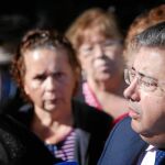 Los vecinos de la barriada de Murillo escuchan atentamente al candidato del PP a la Alcaldía, Juan Ignacio Zoido