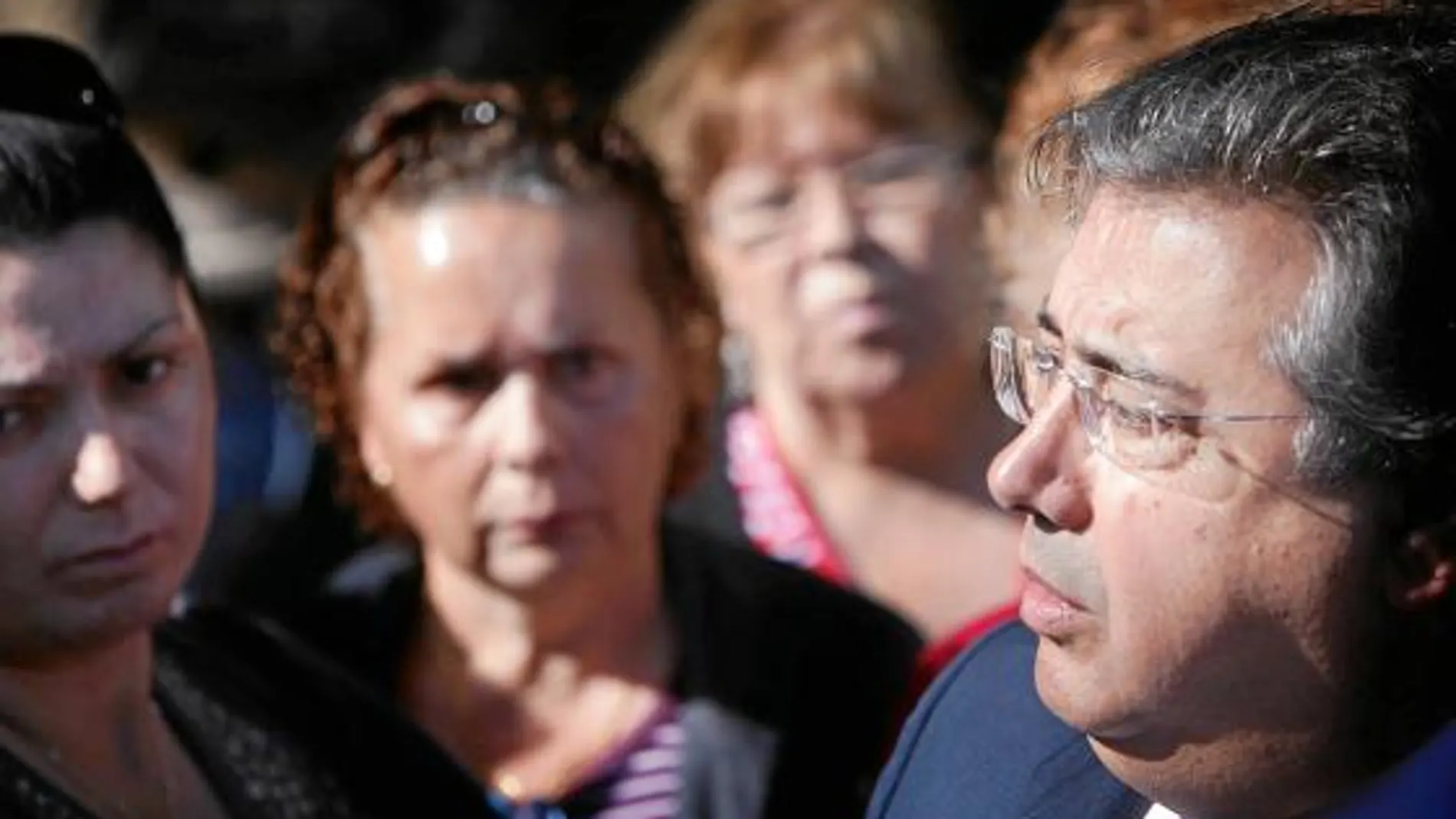 Los vecinos de la barriada de Murillo escuchan atentamente al candidato del PP a la Alcaldía, Juan Ignacio Zoido