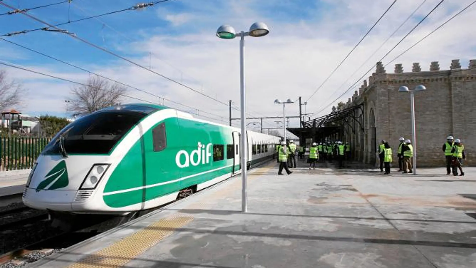 Los trenes para el Aljarafe, en la imagen el Cercanías del Aljarafe Norte, carecen de inversión para su finalización, según los populares
