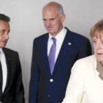 Papandreu, flanqueado por los «dos grandes» de la UE, Sarkozy y Merkel, ayer durante la reunión de la cumbre europea