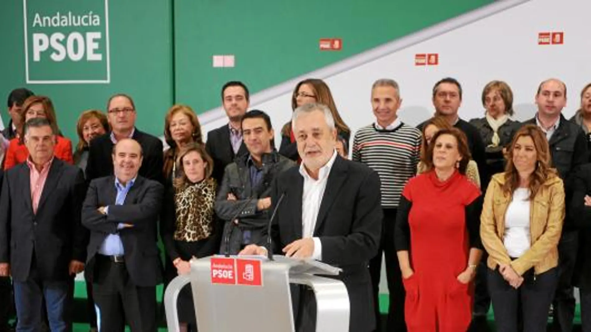 José Antonio Griñán posa para una foto de familia con los miembros de su Ejecutiva, los secretarios provinciales y los representantes andaluces en la Federal como Chaves o Zarrías