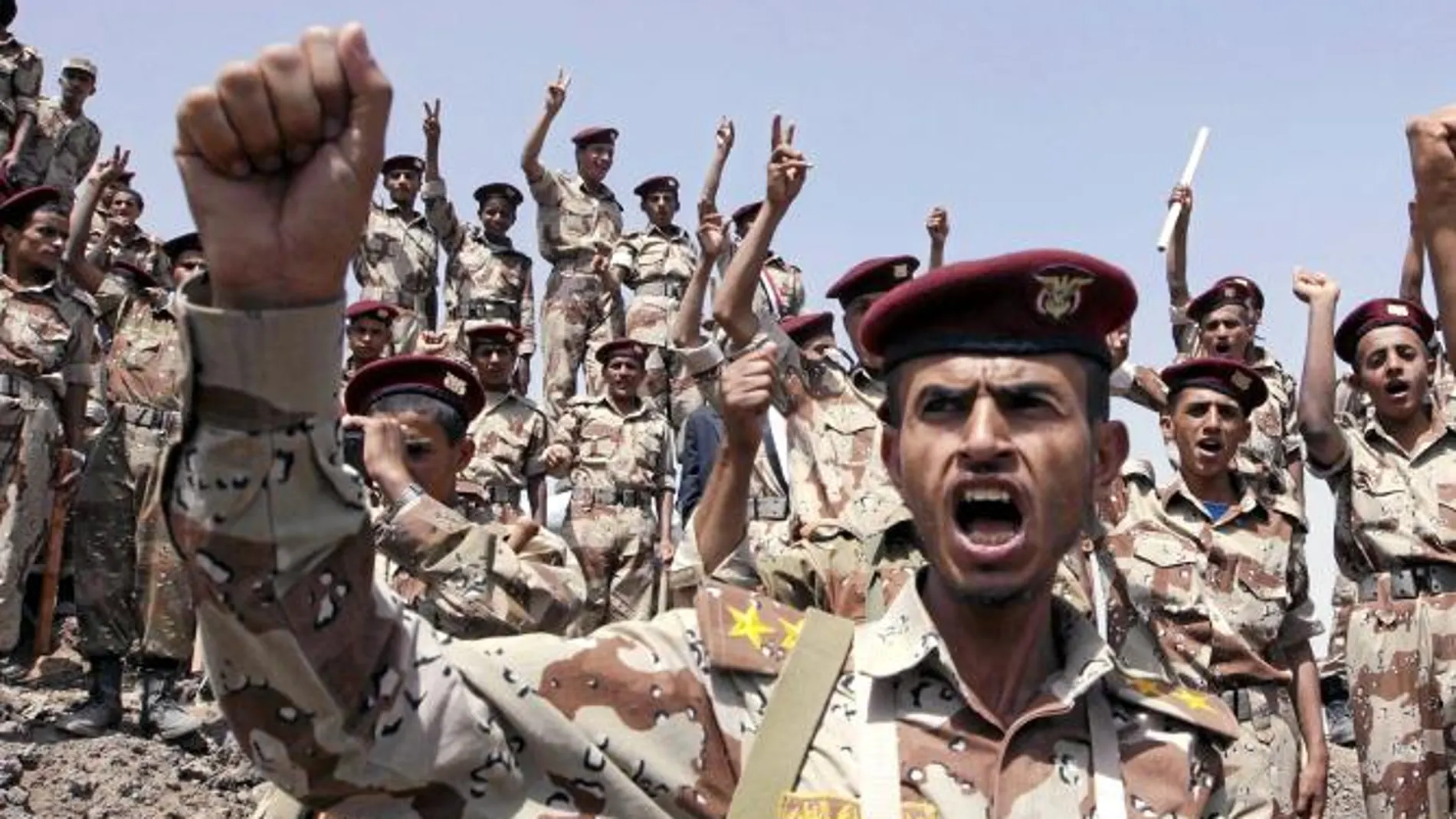 Soldados yemeníes piden la dimisión del presidente Saleh en una protesta en las calles de la capital, Saná
