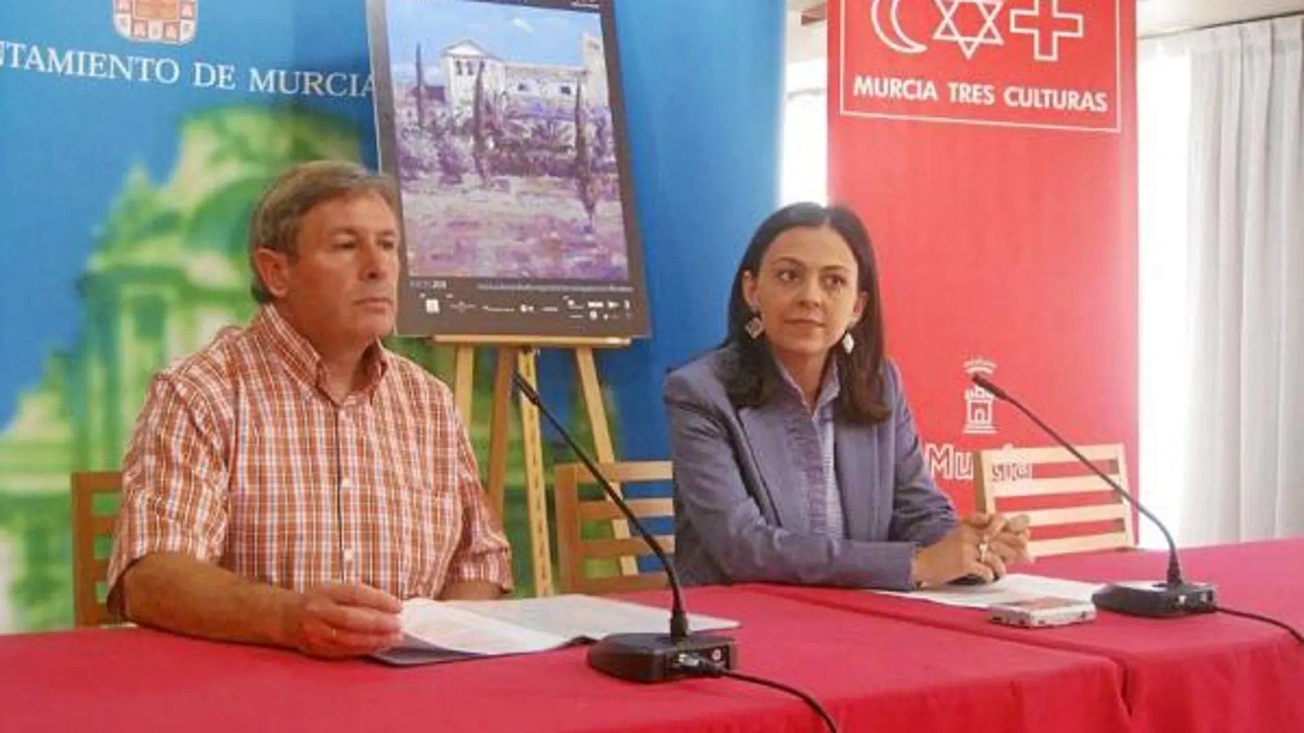 La concejala de Cultura y Programas Europeos, Fátima Barnuevo (derecha), en la rueda de prensa