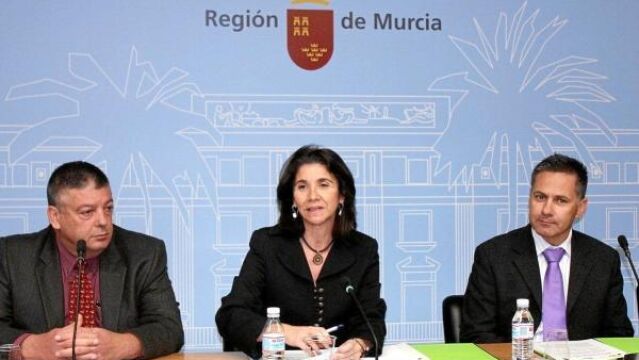 Joaquín Contreras, Inmaculada García y Manuel González, durante la firma de los convenios