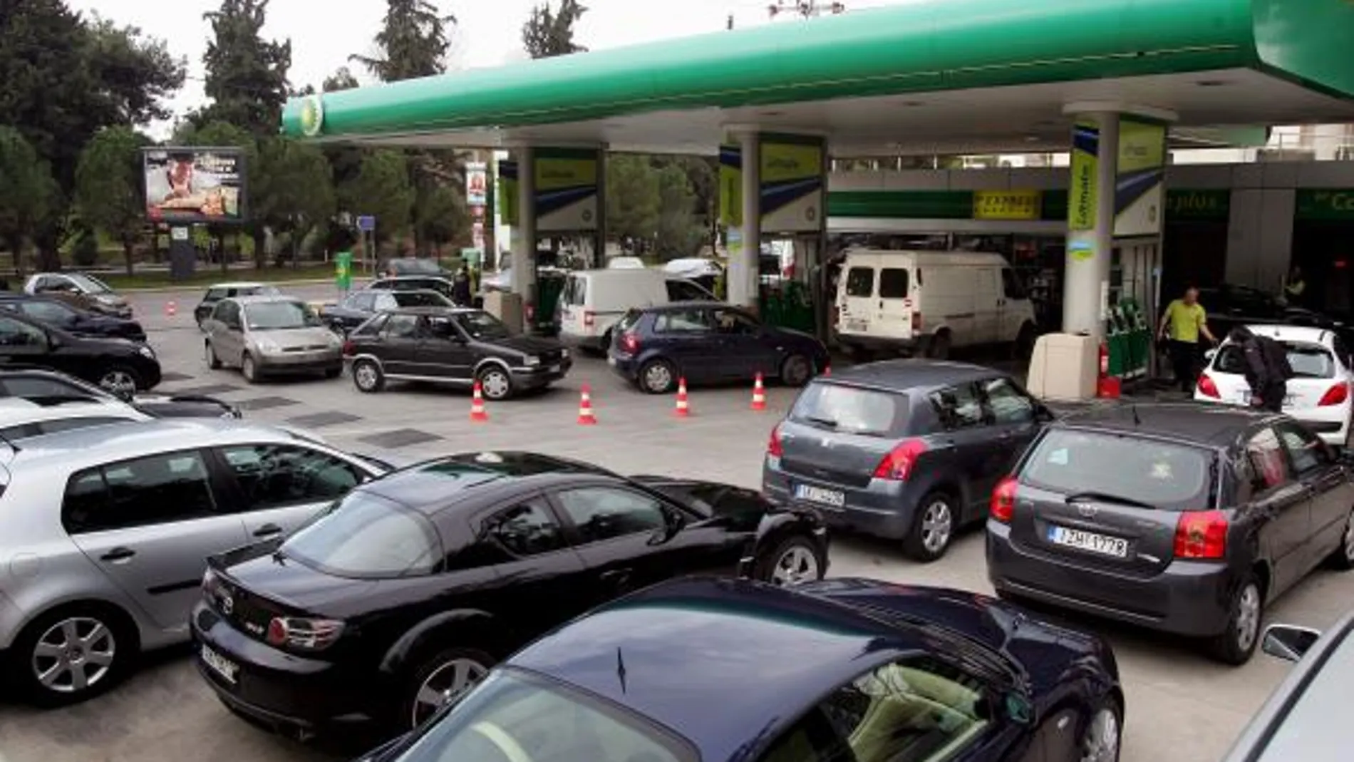 El litro de gasolina supera los 1,28 euros y bate récords