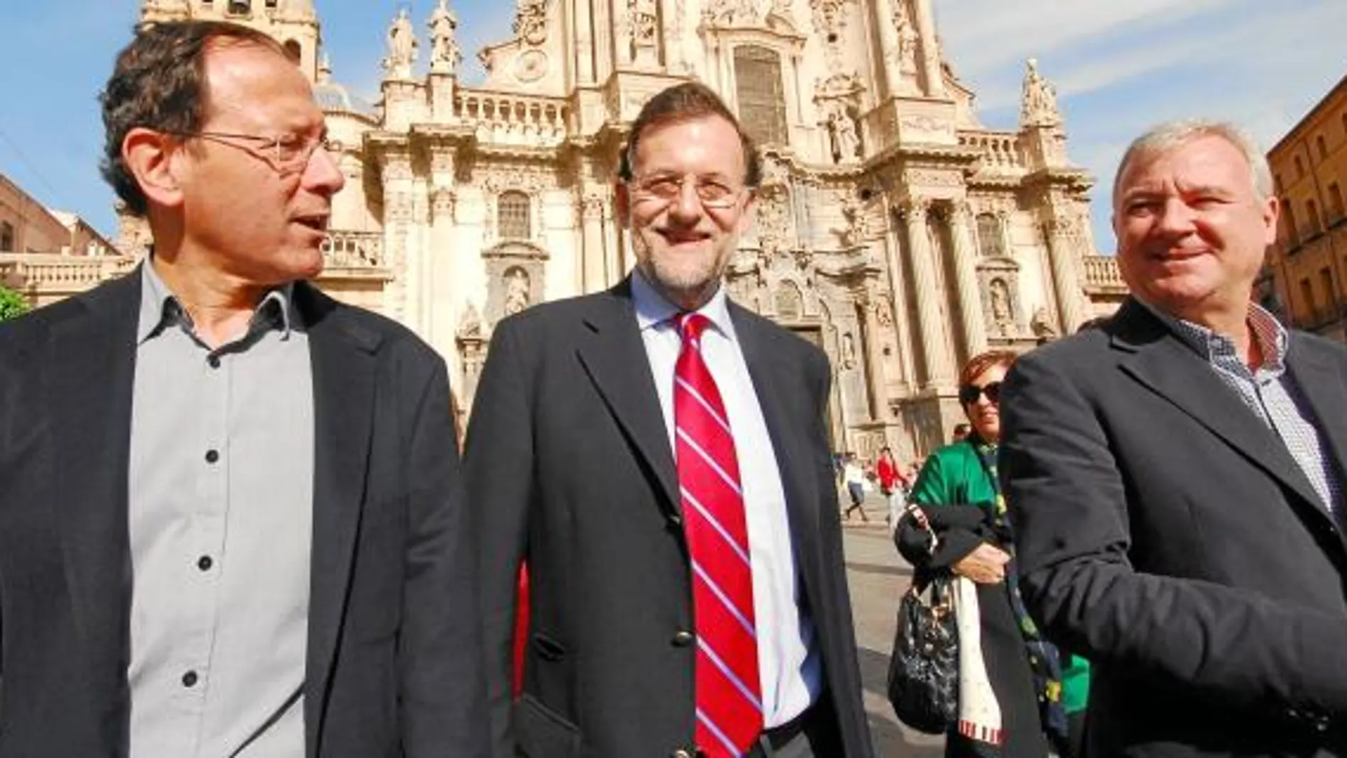 El secretario general del PP en la Región, Miguel Ángel Cámara, el líder de los populares, Mariano Rajoy, y el presidente de la Comunidad, Ramón Luis Valcárcel, en una imagen de archivo