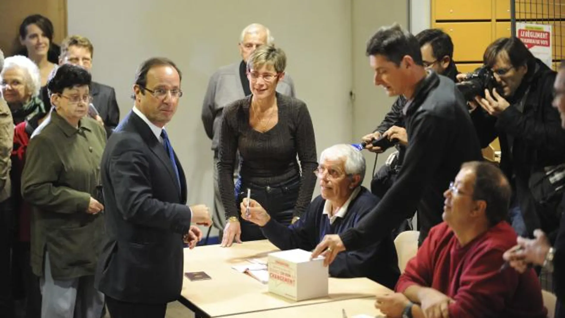 Hollande, máximo favorito, en el momento del voto