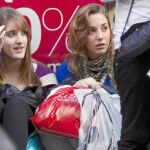 La mayoría de los jóvenes asegura que son consumistas y rebeldes