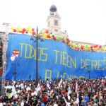 El lema «Todos tienen derecho a vivir» ocultó la fachada de la sede de la Comunidad de Madrid
