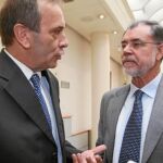 Bermejo tuvo duros enfrentamientos con el Gobierno del PP cuando era fiscal jefe de Madrid. En la imagen, con José Antonio Alonso