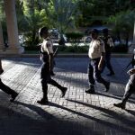 Varios policías pasan frente a la entrada del Hotel Karibe en Puerto Príncipe (Haití), donde el exdictador haitiano Jean Claude Duvalier se encontraba hospedado.