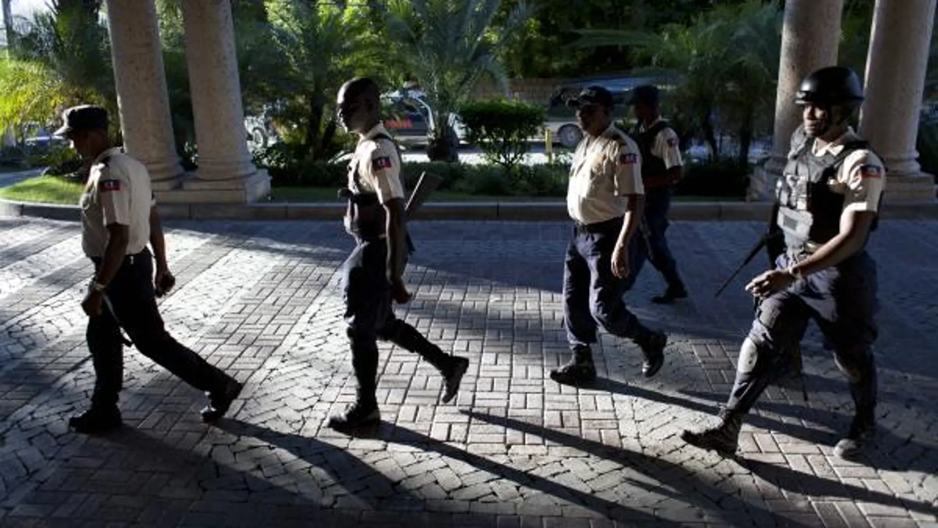 Varios policías pasan frente a la entrada del Hotel Karibe en Puerto Príncipe (Haití), donde el exdictador haitiano Jean Claude Duvalier se encontraba hospedado.