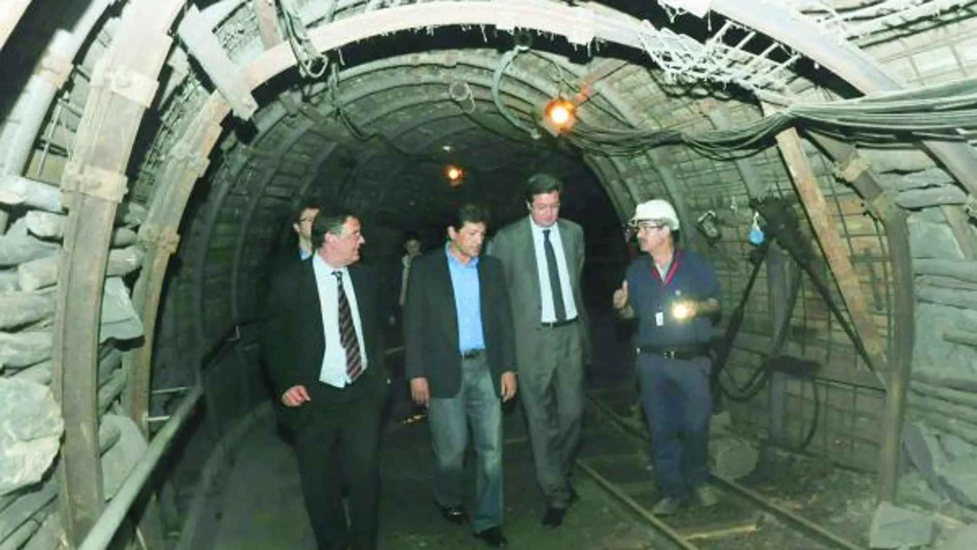Los socialistas Óscar López, Julián Simón de la Torre y Vaier Fernández recorren el Museo de la Minería en Asturias