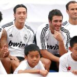 Marcelo, Özil, Higuaín y Carvalho junto a varios niños