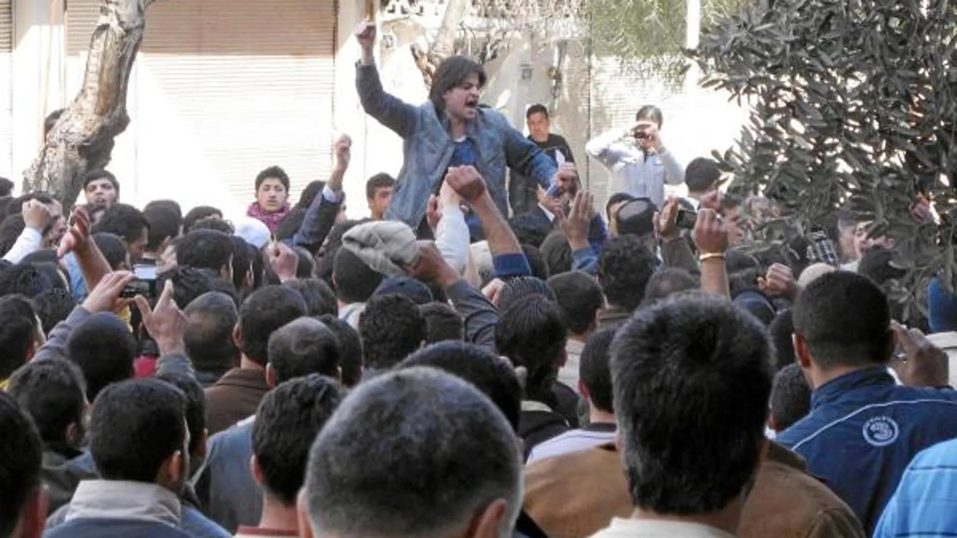 La manifestación de ayer en Mouadamieh, cerca de Damasco, donde se gritaron consignas en favor de los manifestantes de la ciudad de Deraa