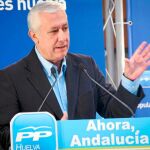 El presidente del PP-A, Javier Arenas, en una reunión del partido ayer en la capital onubense