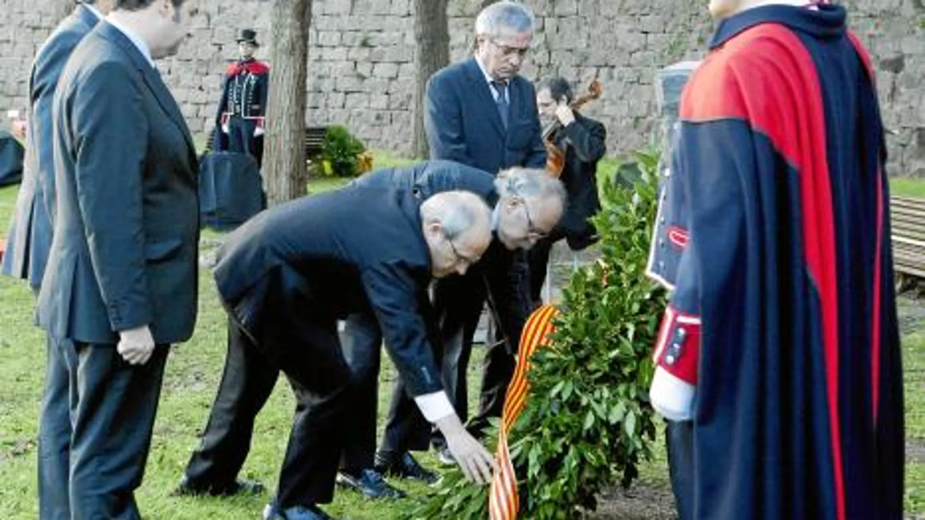 Montilla y Carod hacen su ofrenda a Companys ante la mirada de Saura, Hereu y Benach