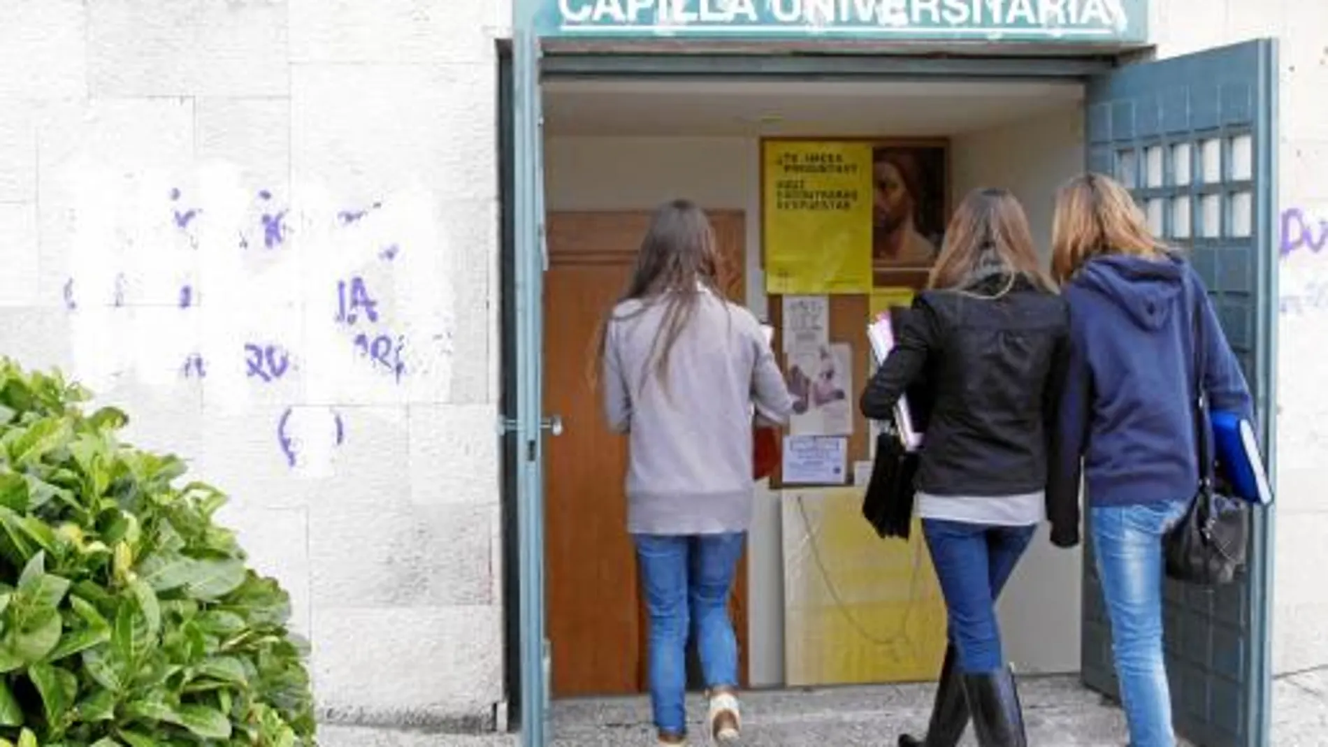 En la capilla se quería pasar página, aunque alguna pintada deja huella de lo ocurrido