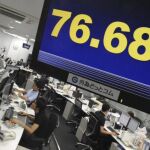 Una pantalla indica el cambio del dólar en una compañía de corredores de Tokio