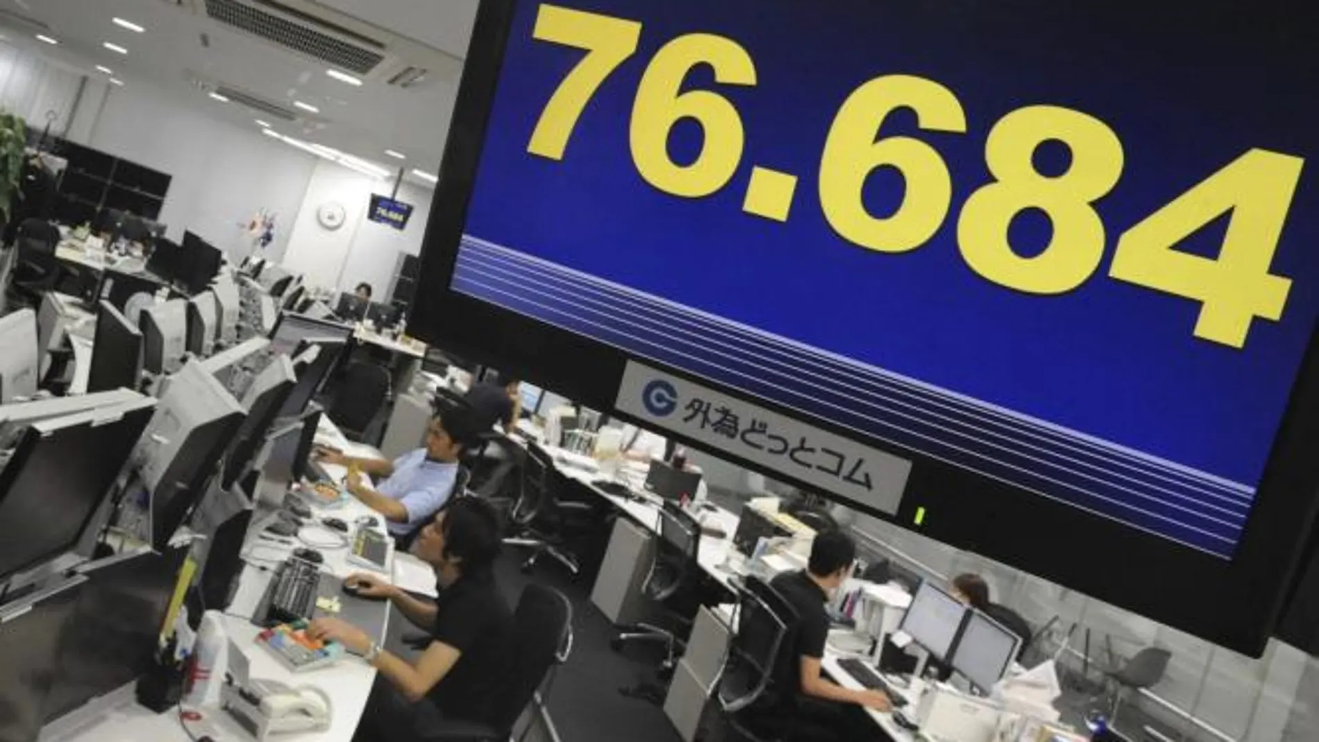 Una pantalla indica el cambio del dólar en una compañía de corredores de Tokio