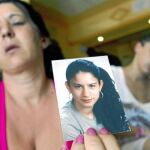 La madre de la joven Dulce Hurtado muestra una foto de su hija