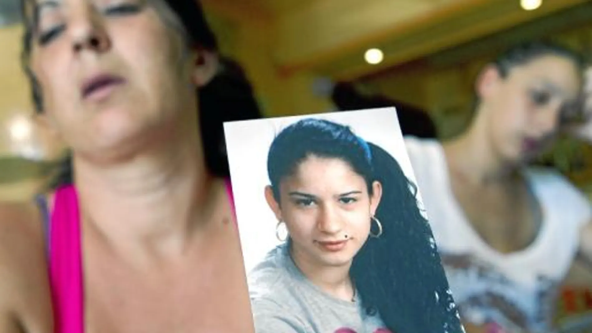 La madre de la joven Dulce Hurtado muestra una foto de su hija