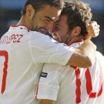Adrián y Mata celebran uno de los goles de la selección española ante República Checa