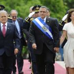 El presidente de El Salvador, Mauricio Funes (c), el vicepresidente Salvador Sánchez (i), y la primera dama del país, Vanda Pignato (d)