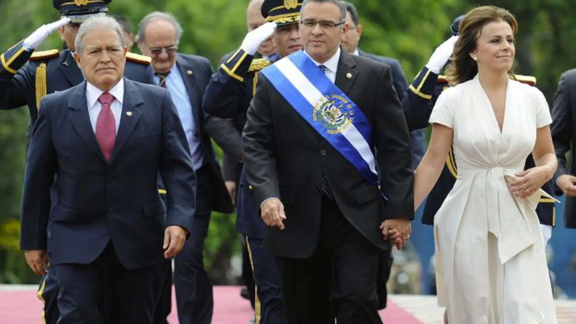 El presidente de El Salvador, Mauricio Funes (c), el vicepresidente Salvador Sánchez (i), y la primera dama del país, Vanda Pignato (d)