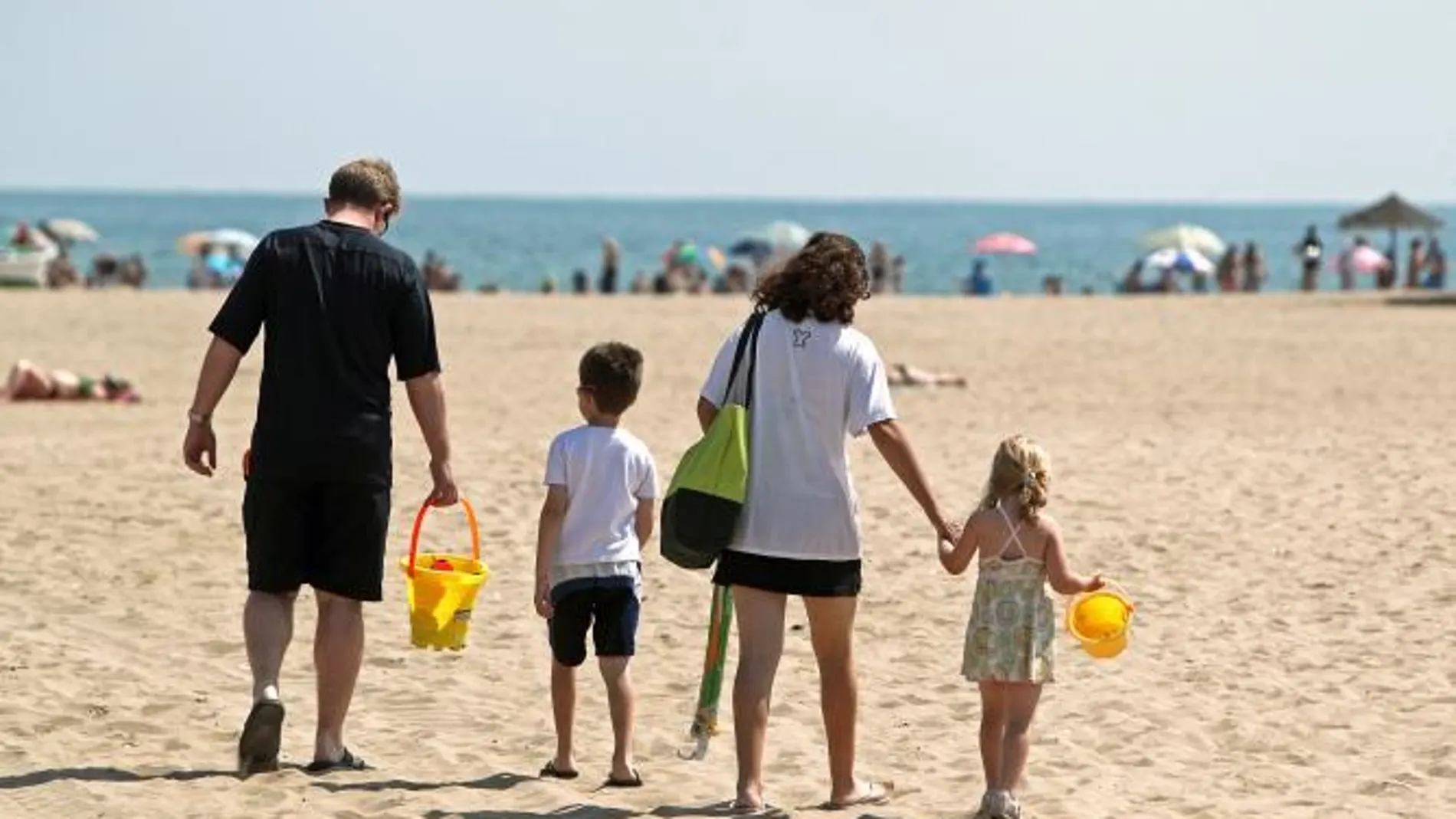 Una familia en la playa de la Malvarrosa de Valencia