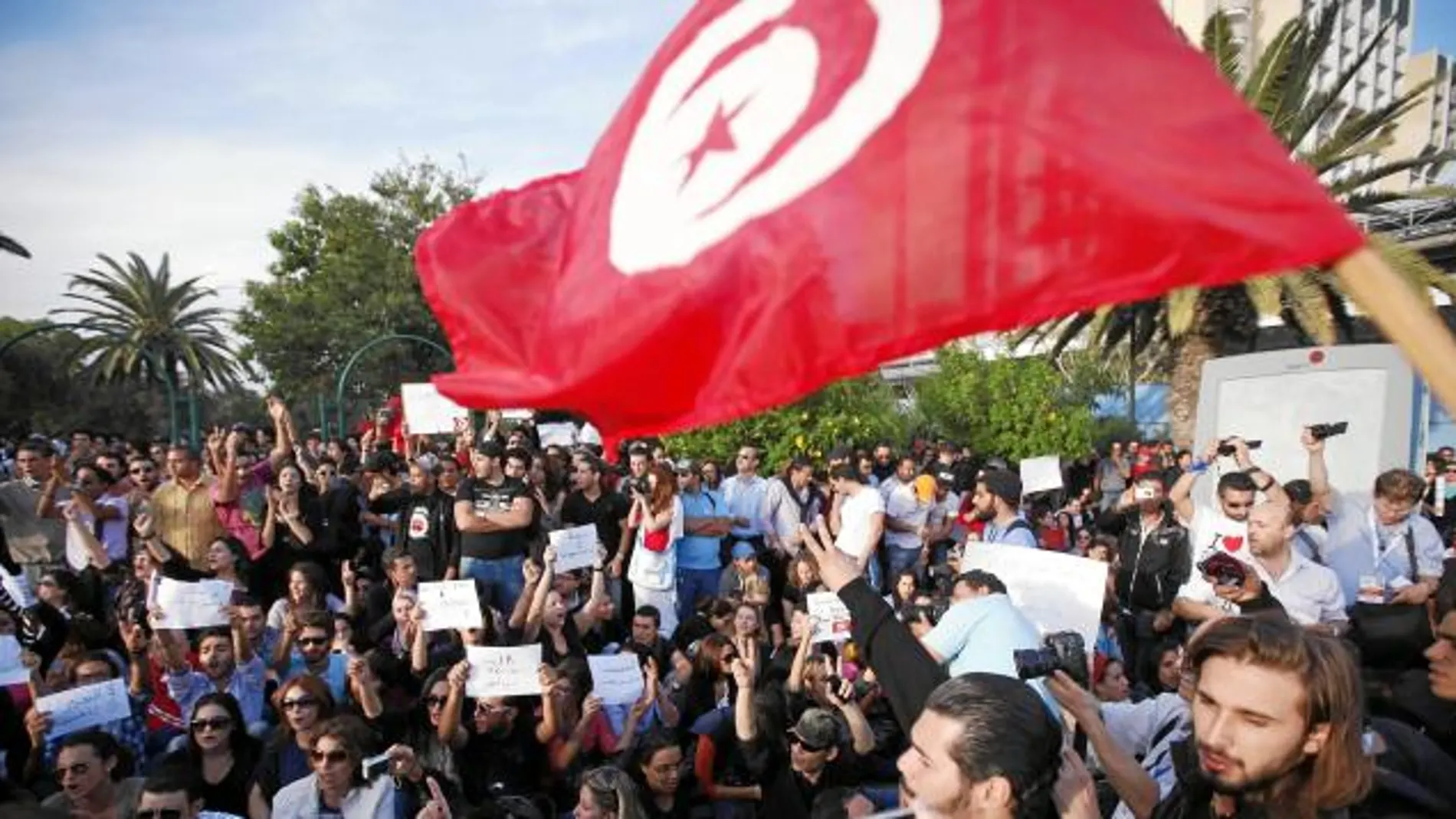 Centenares de tunecinos protestaron ayer por la victoria de Ennahda