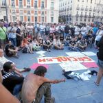 Un grupo de «indignados», ayer, durante su asamblea en la puerta del Sol