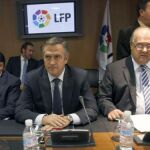 El presidente de la Liga de Fútbol Profesional (LFP), José Luis Astiazaran, en el centro