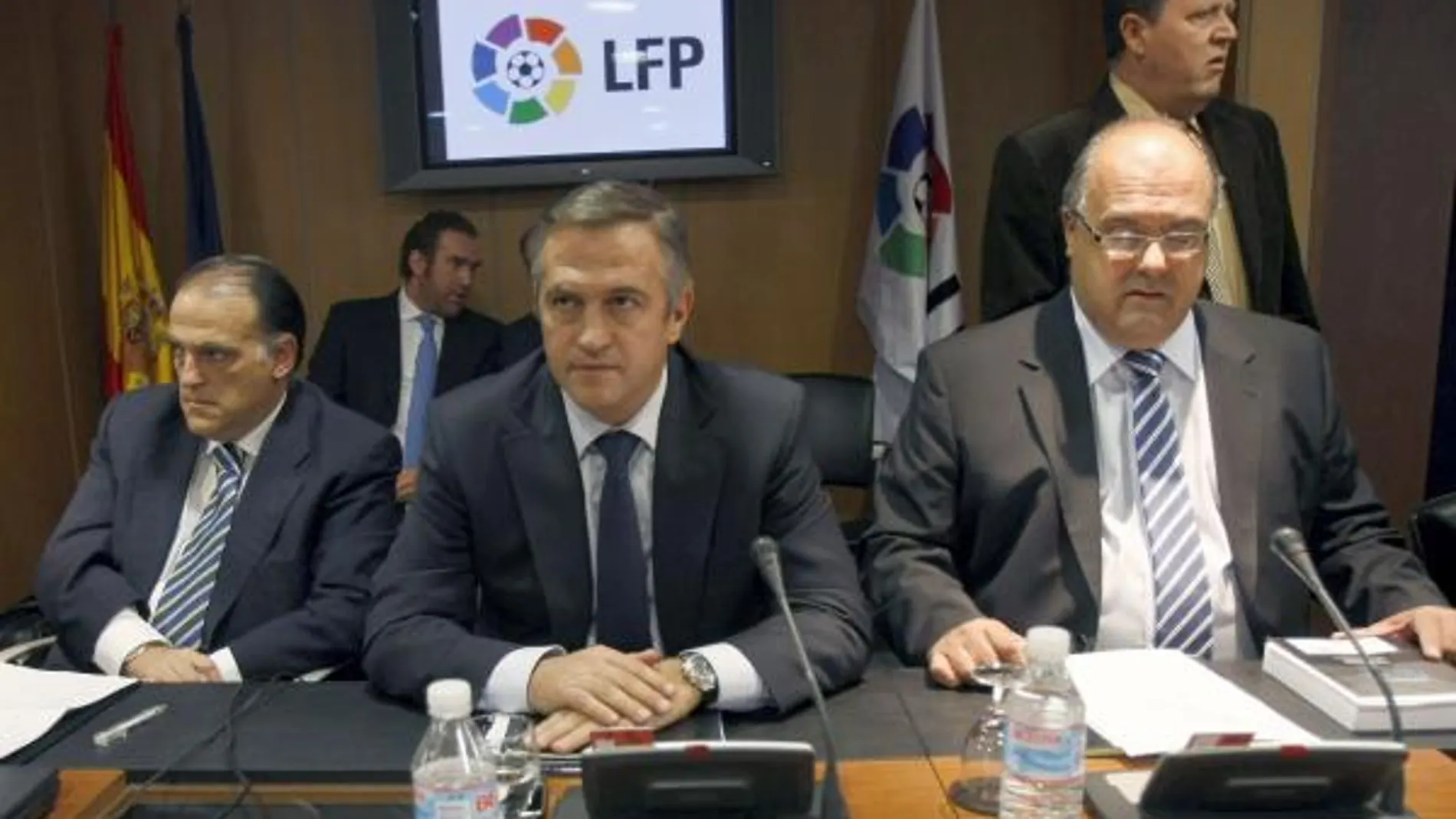 El presidente de la Liga de Fútbol Profesional (LFP), José Luis Astiazaran, en el centro