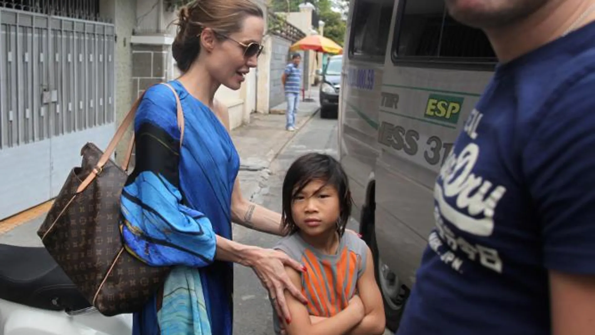 Brad Pitt y Angelina Jolie llevan a sus seis hijos a Vietnam