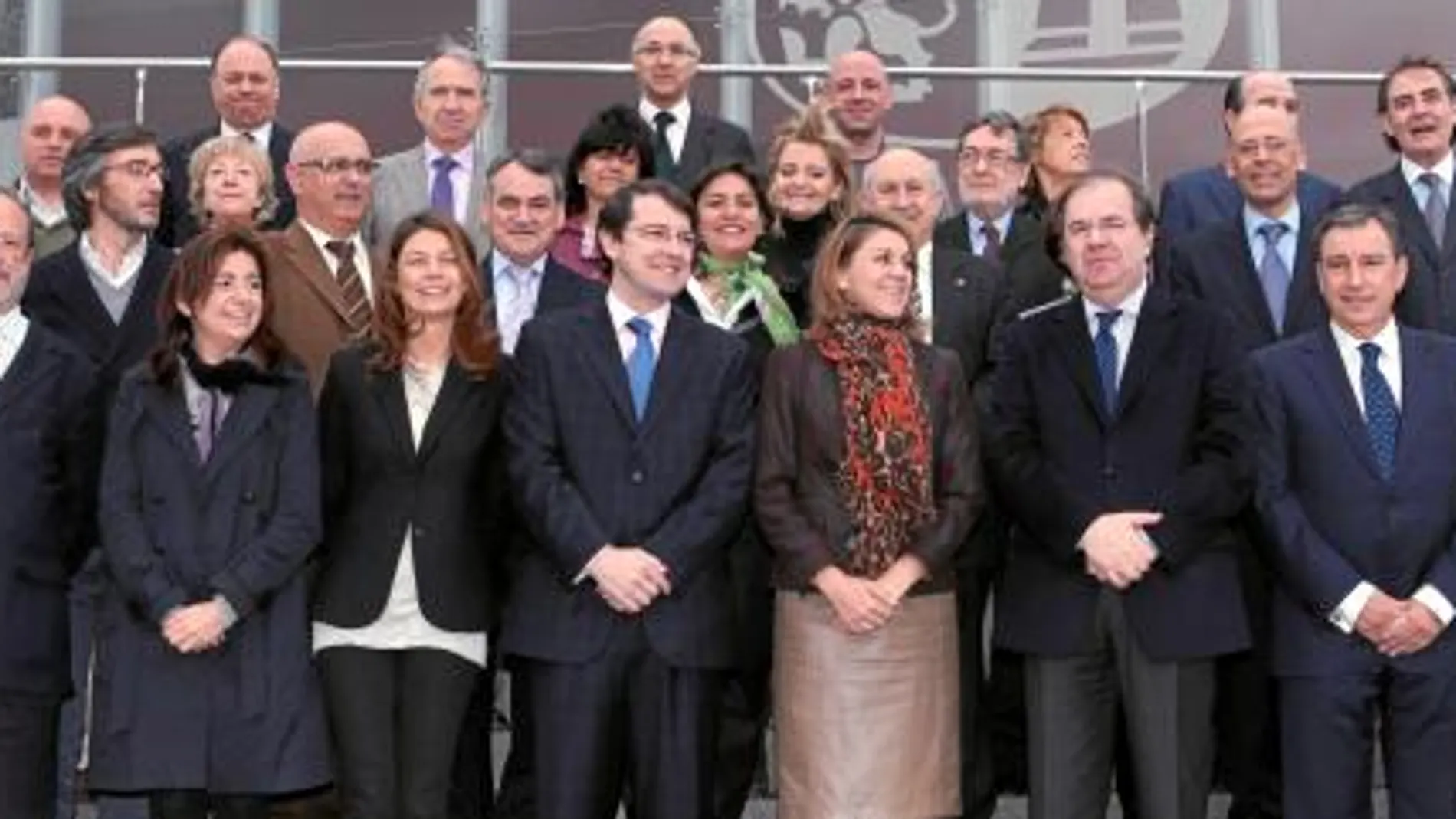 Los responsables del PP en Educación de las comunidades españolas junto a Juan Vicente Herrera, María Dolores de Cospedal, León de la Riva y Antonio Silván, entre otros