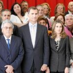 El Príncipe y algunos de los asistentes a la inauguración del VII Congreso Internacional de Víctimas del Terrorismo celebrado ayer en París