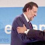 El presidente del Partido Popular, Mariano Rajoy, saluda a Javier Arenas, ayer en Jerez de la Frontera