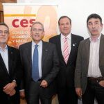 El presidente del CES, José Luis Díez Hoces, con Jesús Terciado, de Cecale, Agustín Prieto, de UGT y Ángel Hernández, de CCOO