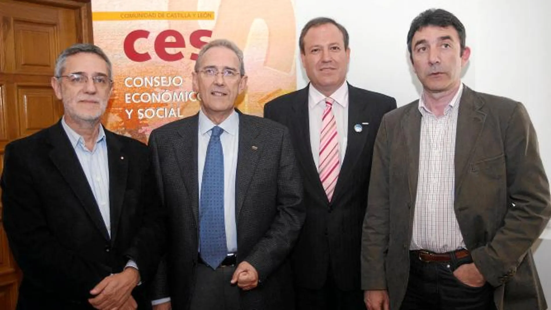 El presidente del CES, José Luis Díez Hoces, con Jesús Terciado, de Cecale, Agustín Prieto, de UGT y Ángel Hernández, de CCOO
