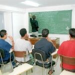 Las clases de catalán de la Generalitat para inmigrantes van dirigidas a personas mayores de 16 años