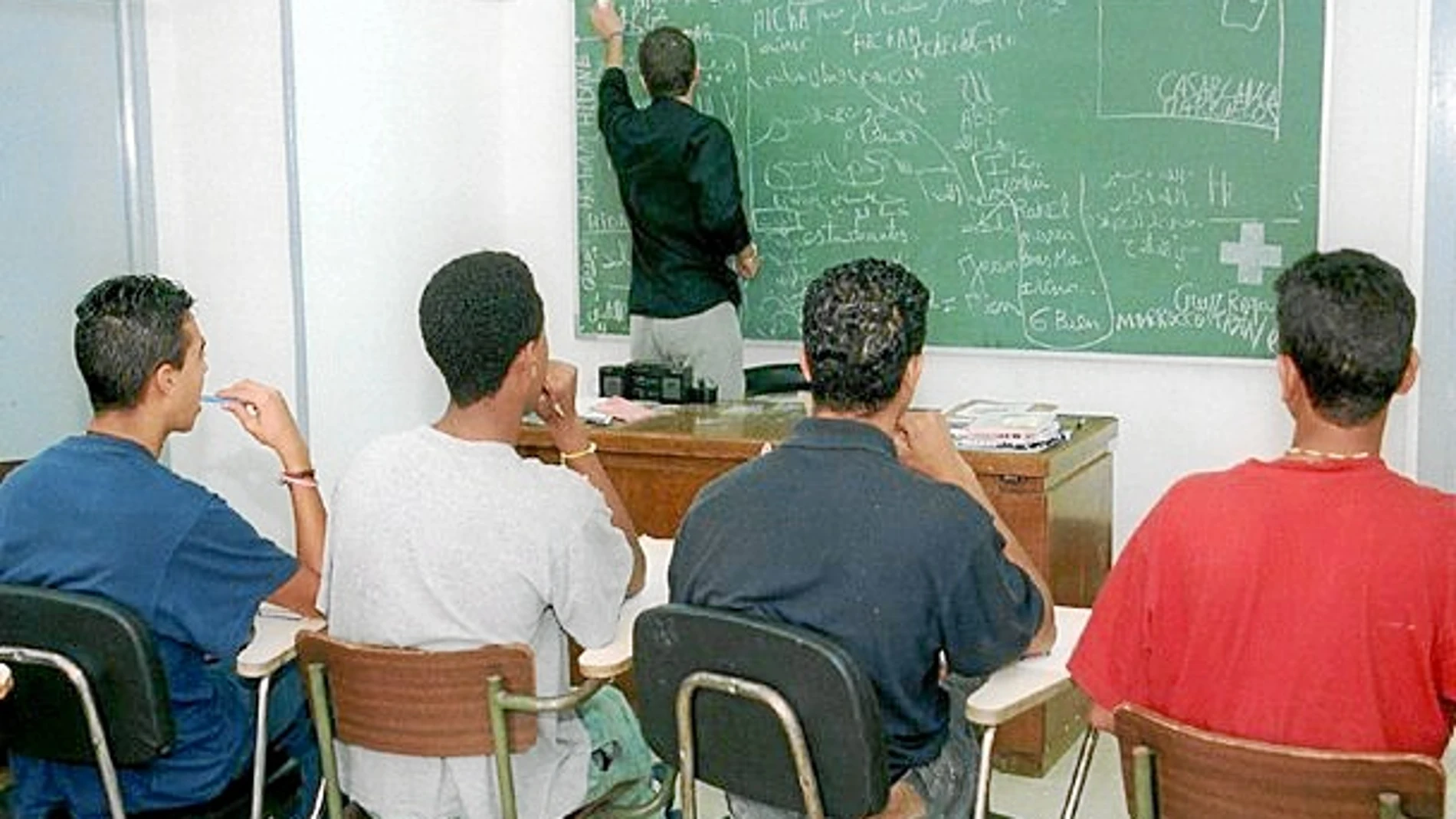 Las clases de catalán de la Generalitat para inmigrantes van dirigidas a personas mayores de 16 años