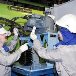 Dos trabajadoes de la central nuclear de Santa María de Garoña durante una revisión