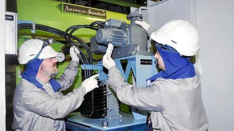 Dos trabajadoes de la central nuclear de Santa María de Garoña durante una revisión