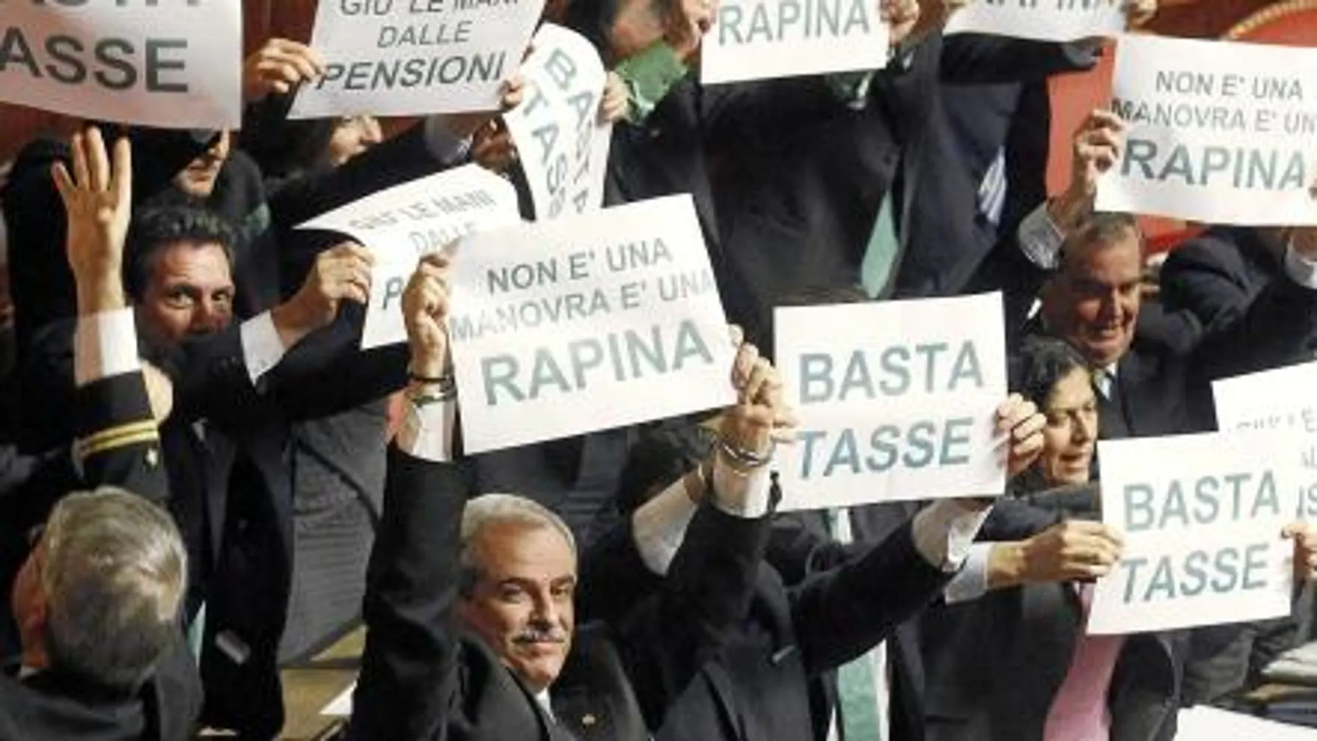 Senadores de la Liga Norte protestaron con pancartas contra la subida de impuestos de Monti