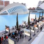 Vista general de la exposición fotográfica «Gravedad Cero» en la Ciudad de las Artes