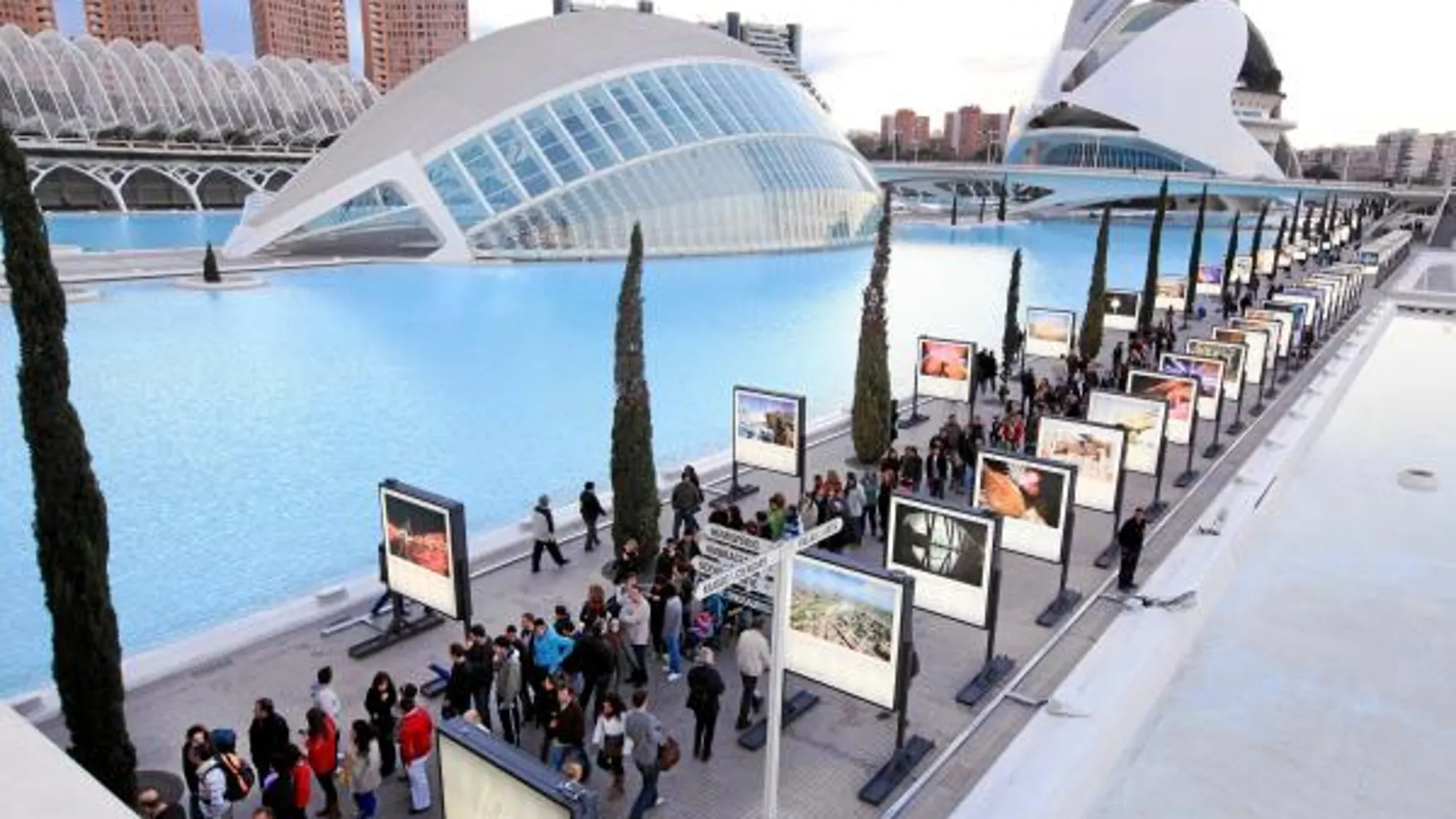 Vista general de la exposición fotográfica «Gravedad Cero» en la Ciudad de las Artes