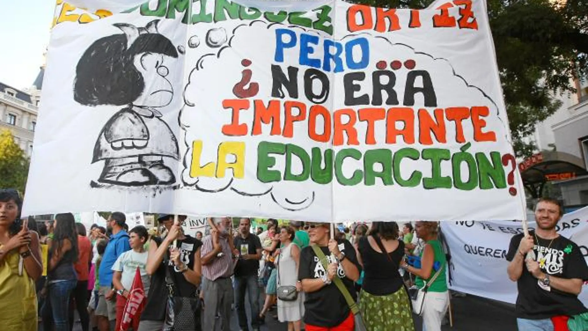 Los manifestantes se ensañaron en sus consignas contra Lucía Figar, responsable de Educación de la Comunidad de Madrid