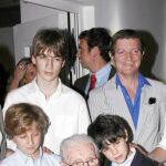Luís García Berlanga, acompañado de su hijo Jorge y de sus nietos en el cine California, ahora reconvertido en sala Berlanga